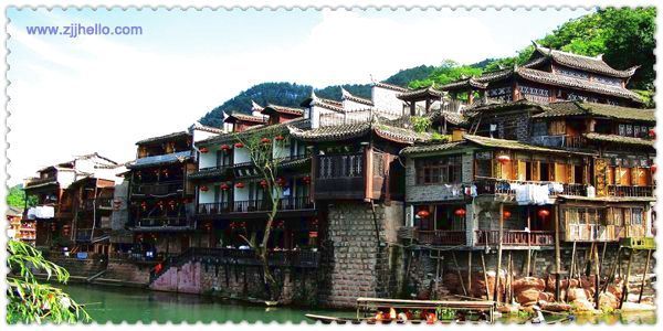 張家界、黃石寨、金鞭溪、袁家界、天子山、十里畫(huà)廊、黃龍洞、寶峰湖、天門(mén)山、鳳凰古城四日游